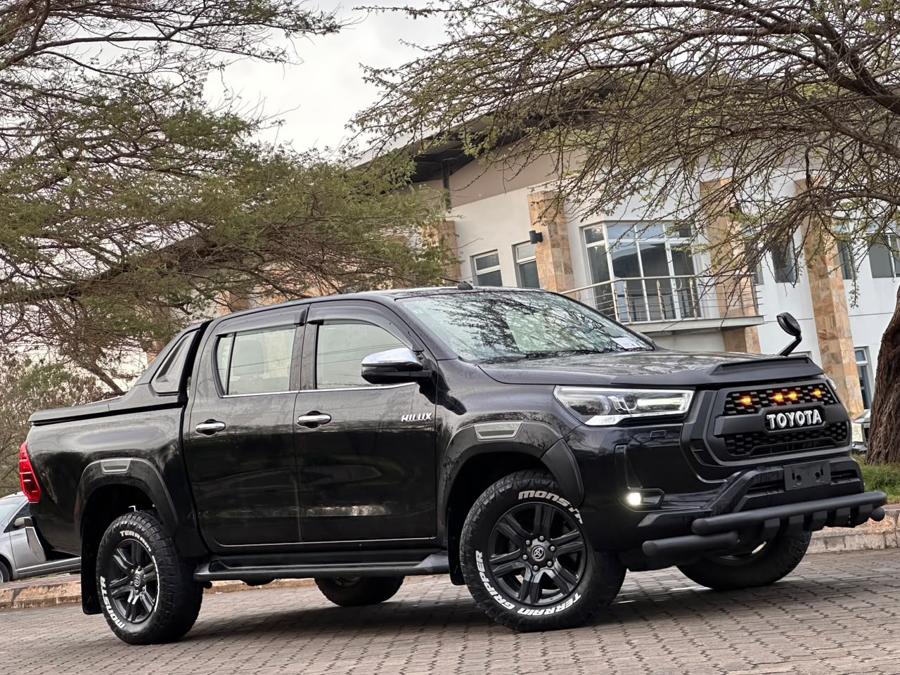 TOYOTA HILUX DOUBLE CABIN